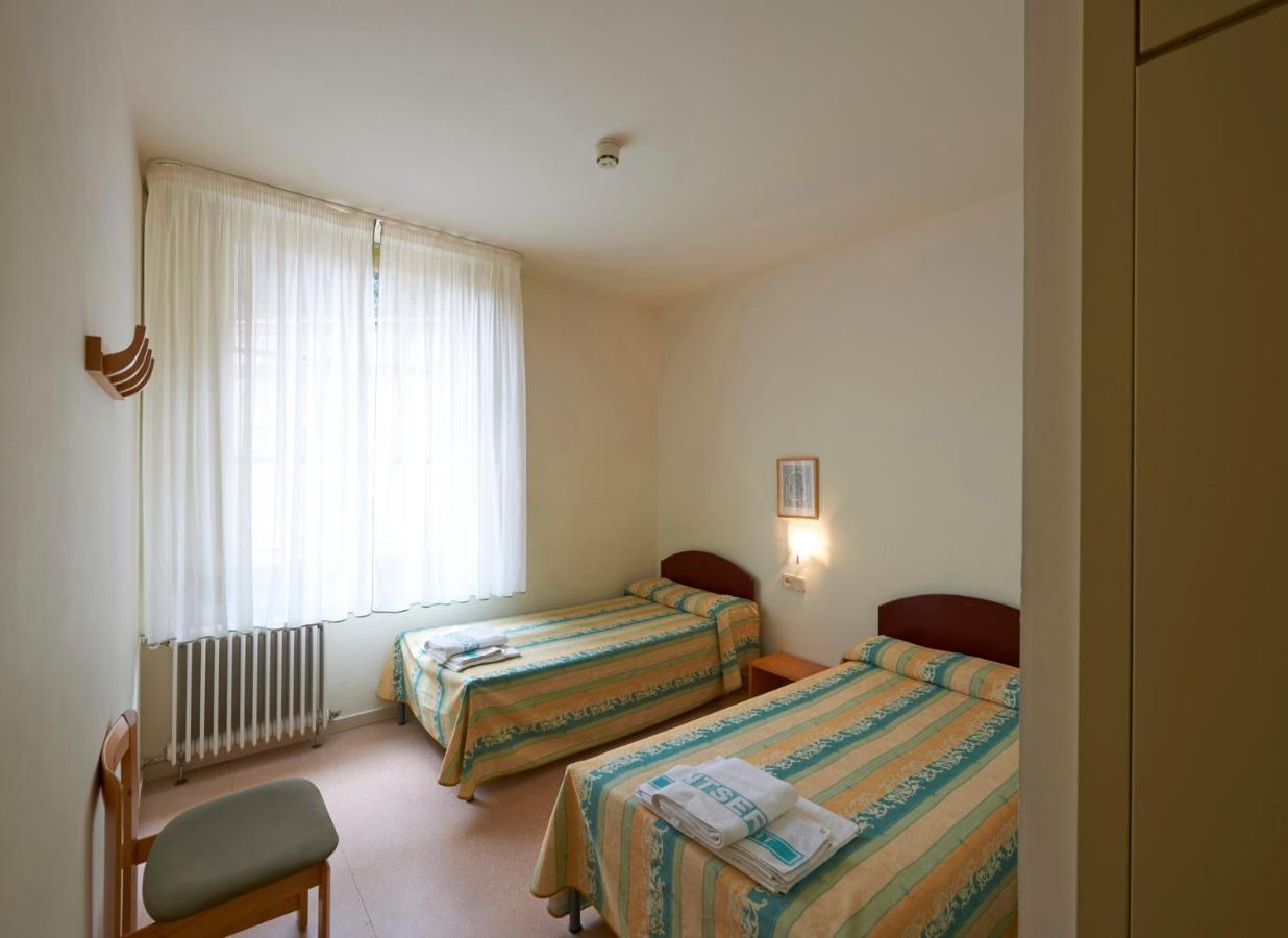 Apartamentos Montserrat Abat Marcet المظهر الخارجي الصورة