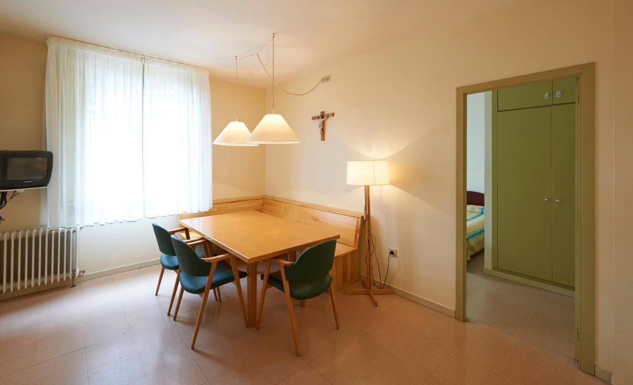 Apartamentos Montserrat Abat Marcet المظهر الخارجي الصورة