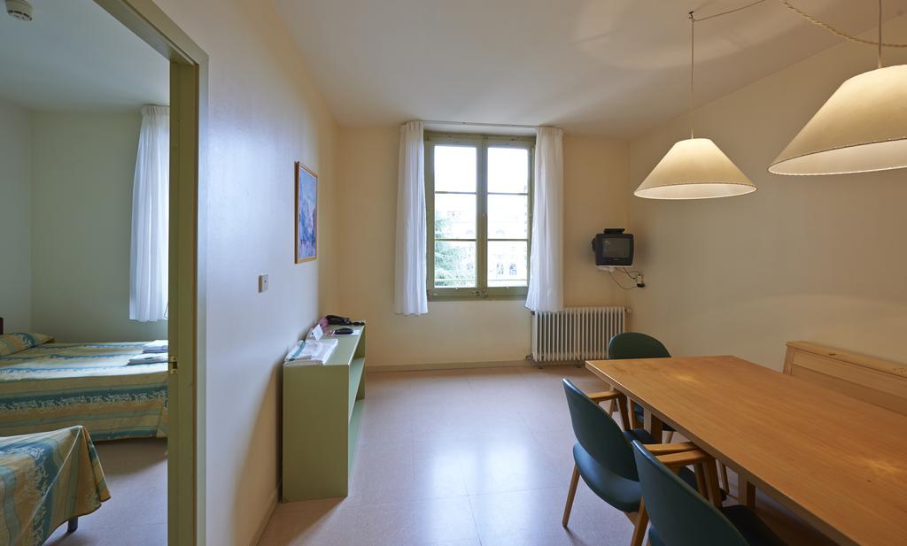 Apartamentos Montserrat Abat Marcet الغرفة الصورة
