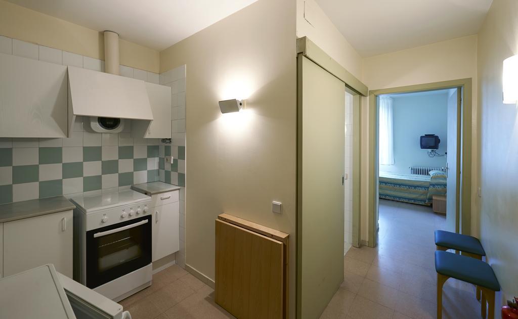Apartamentos Montserrat Abat Marcet الغرفة الصورة