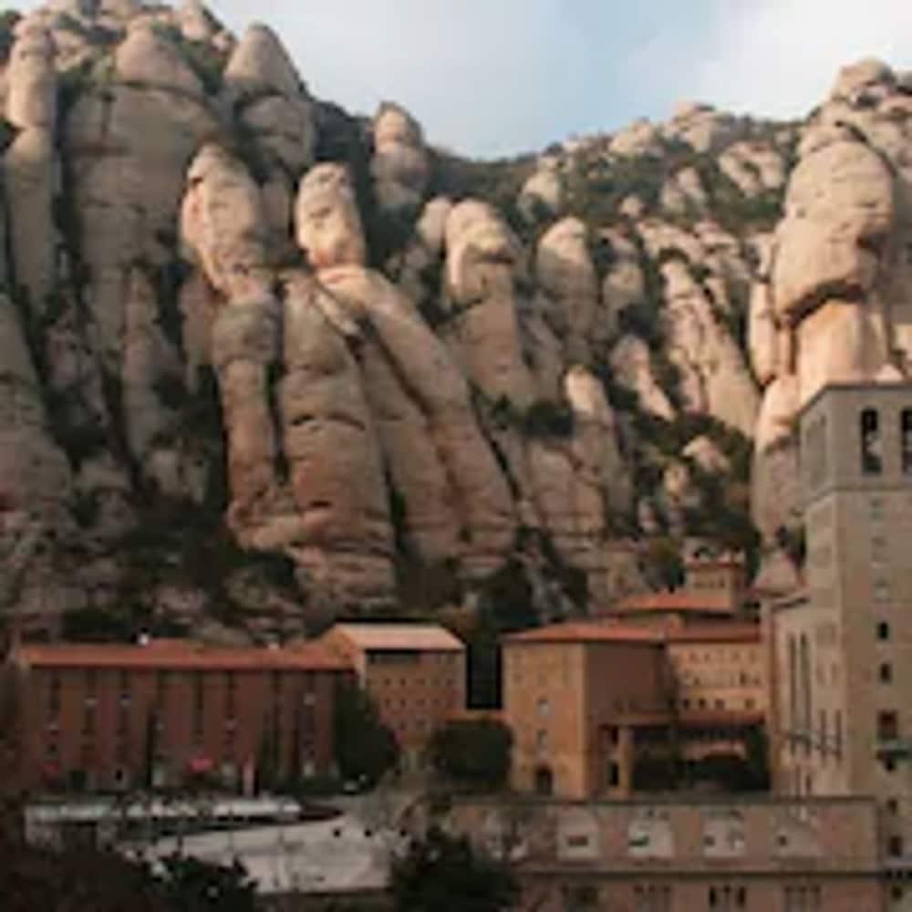 Apartamentos Montserrat Abat Marcet المظهر الخارجي الصورة