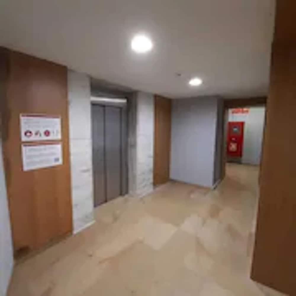 Apartamentos Montserrat Abat Marcet المظهر الخارجي الصورة